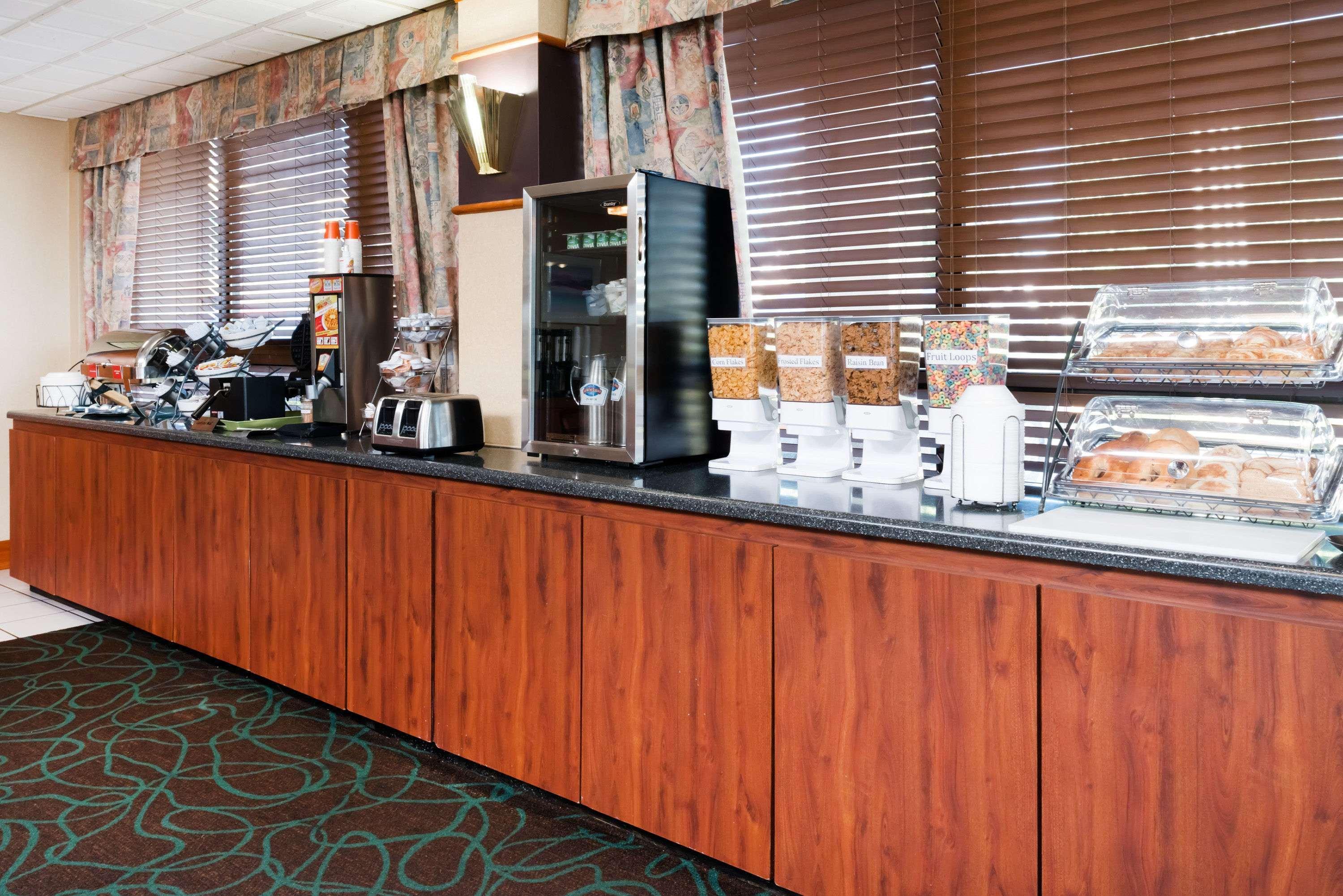 Baymont By Wyndham Clarksville Northeast Extérieur photo